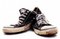 Hoe geef ik nieuwe sneakers een oudere look